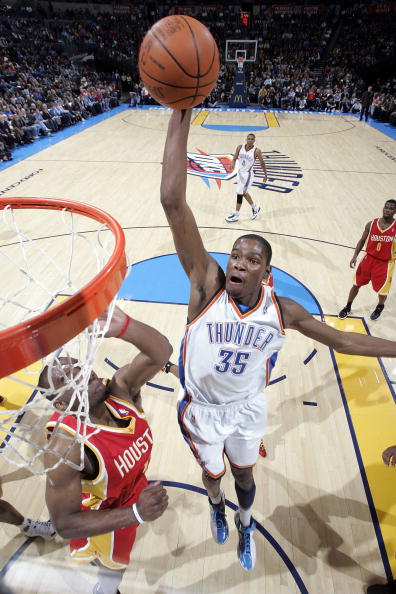 媒体人：山西男篮下午登上了前往杭州飞机，准备12日揭幕战（媒体人：山西男篮今日下午飞赴杭州，备战12日揭幕战）