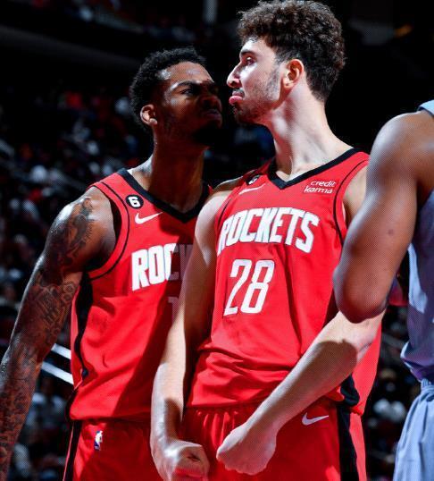 一节花！雷霆首节三分17中11，领先爵士25分（首节三分雨！雷霆17投11中，一节领先爵士25分）