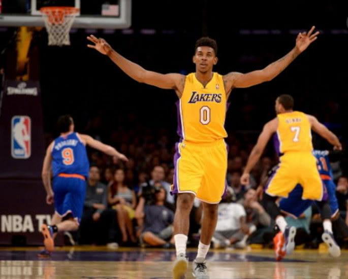 罗马诺：内马尔专注于帮桑托斯保级，但可能考虑1月自由转会（罗马诺：内马尔当下全力助桑托斯保级，或考虑一月以自由身离队）